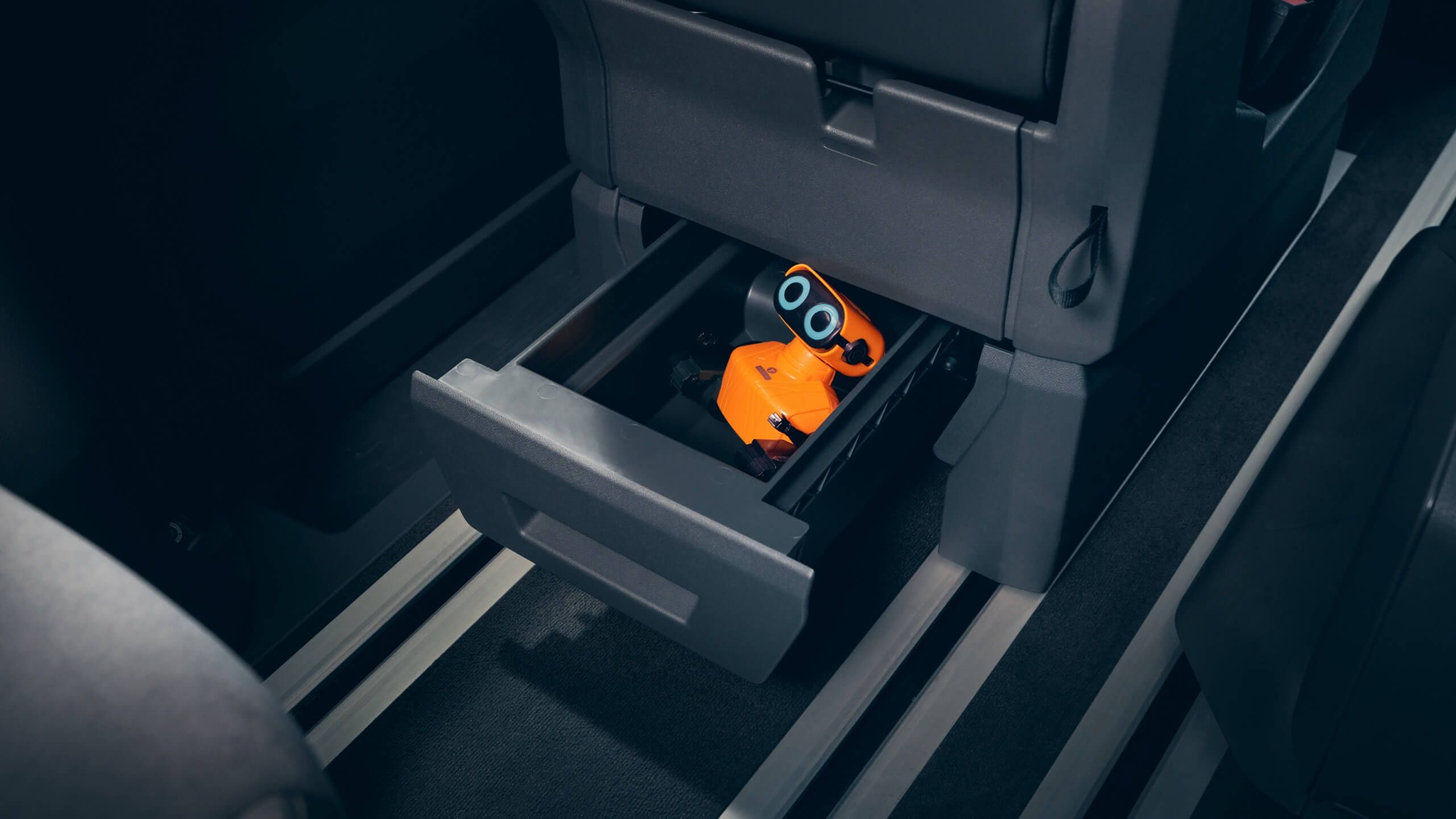 Eine Schublade unter dem Sitz eines VW Multivan T7 2021. 