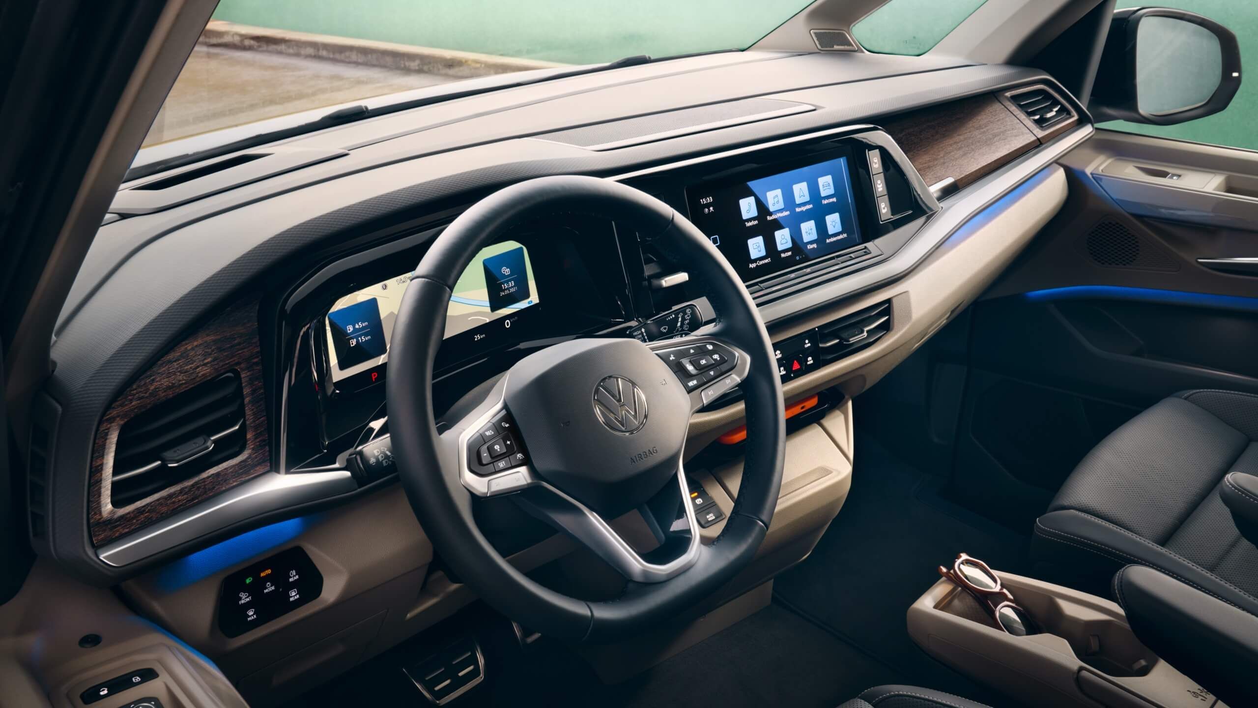 Das Cockpit vom neuen VW Multivan T7 2021. 