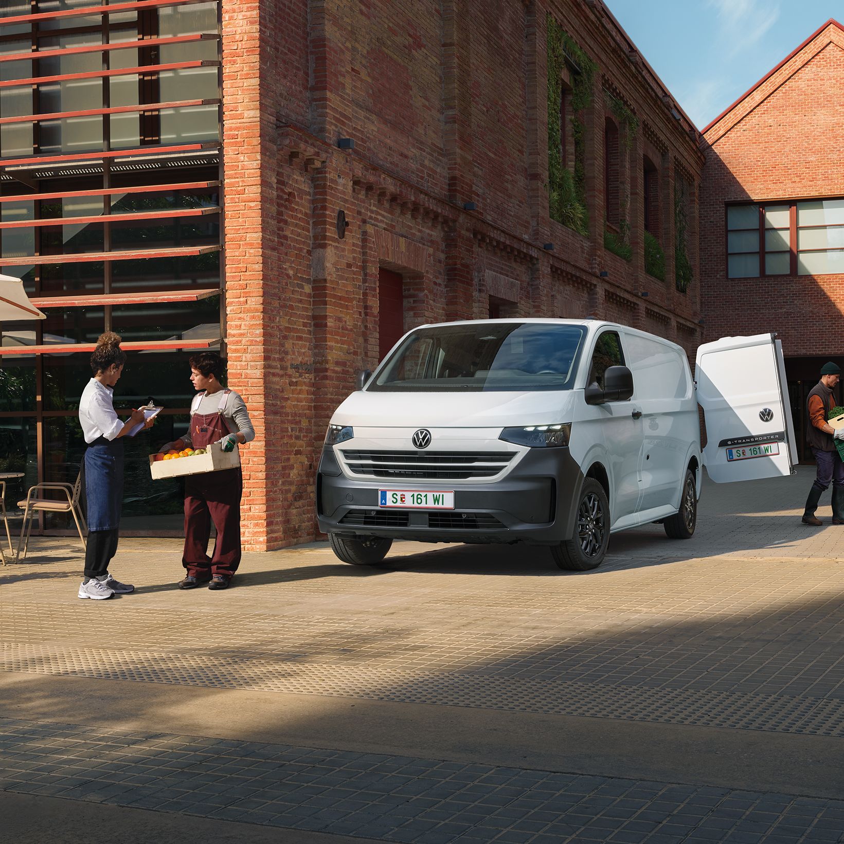 VW Transporter Kastenwagen in Weiß steht vor Haus