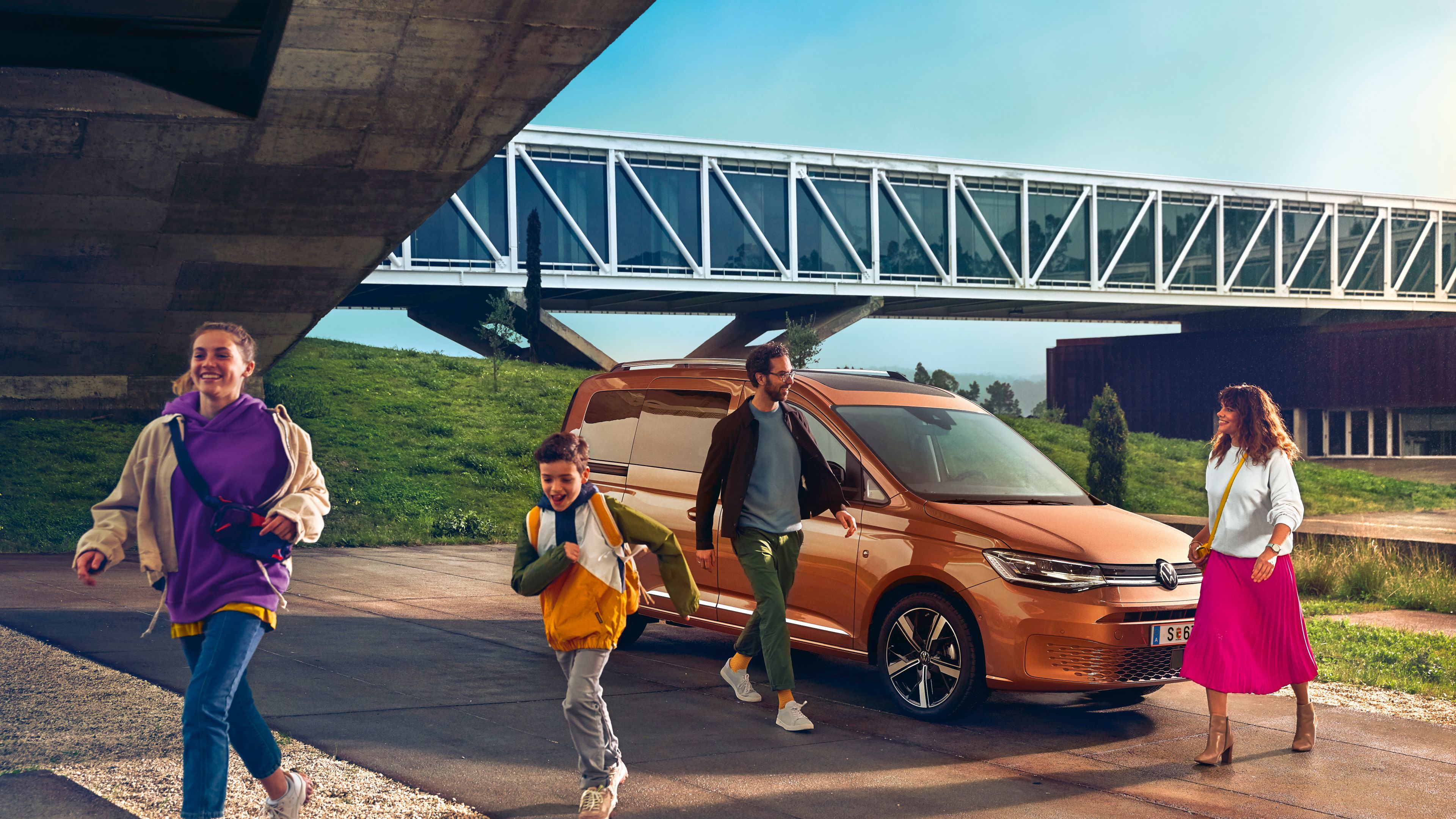 Weißer VW Caddy Kastenwagen fährt durch Stadt