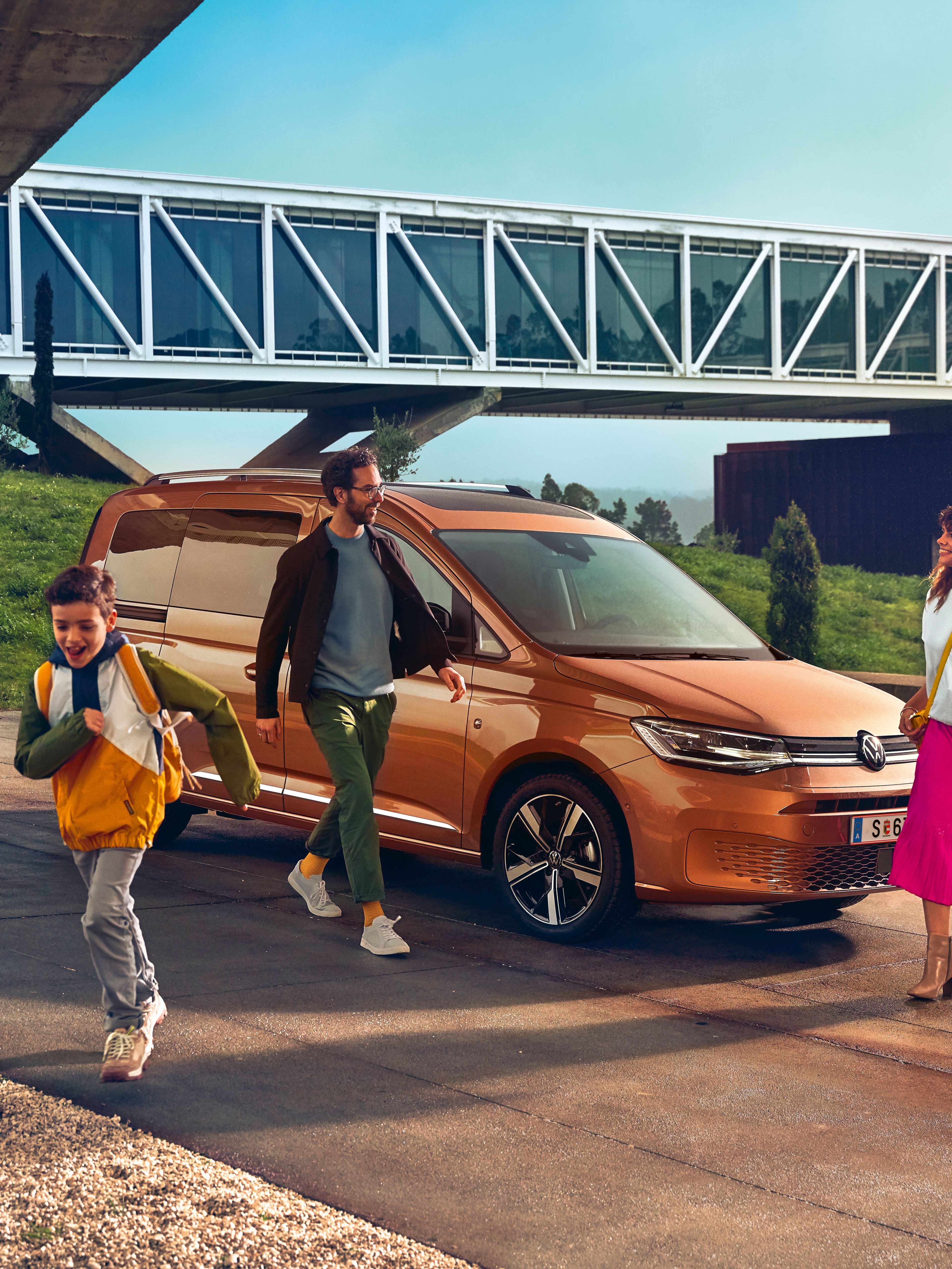 Weißer VW Caddy Kastenwagen fährt durch Stadt