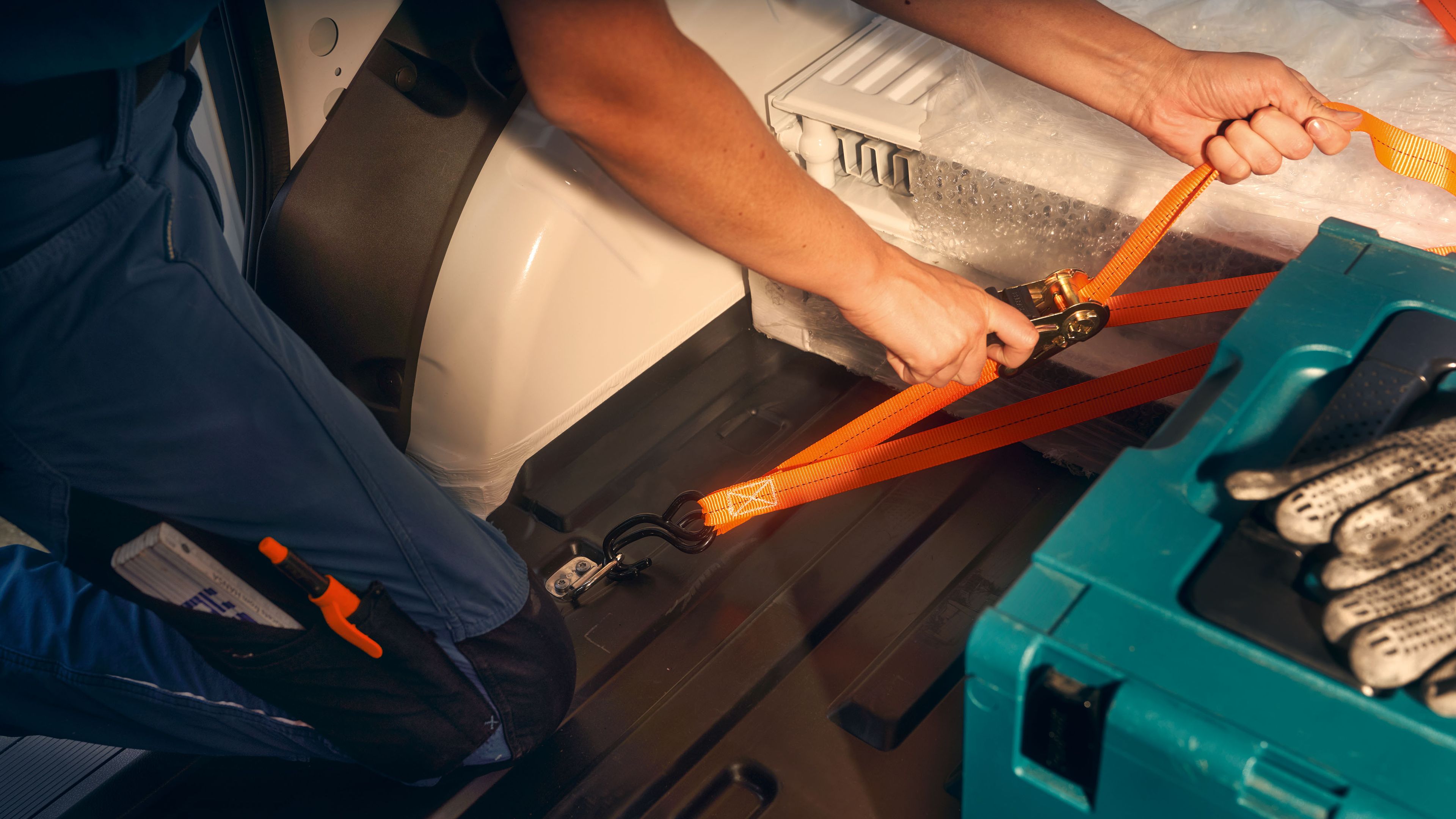 Die Verzurrösen zur Ladungssicherung in einem VW Caddy Cargo.