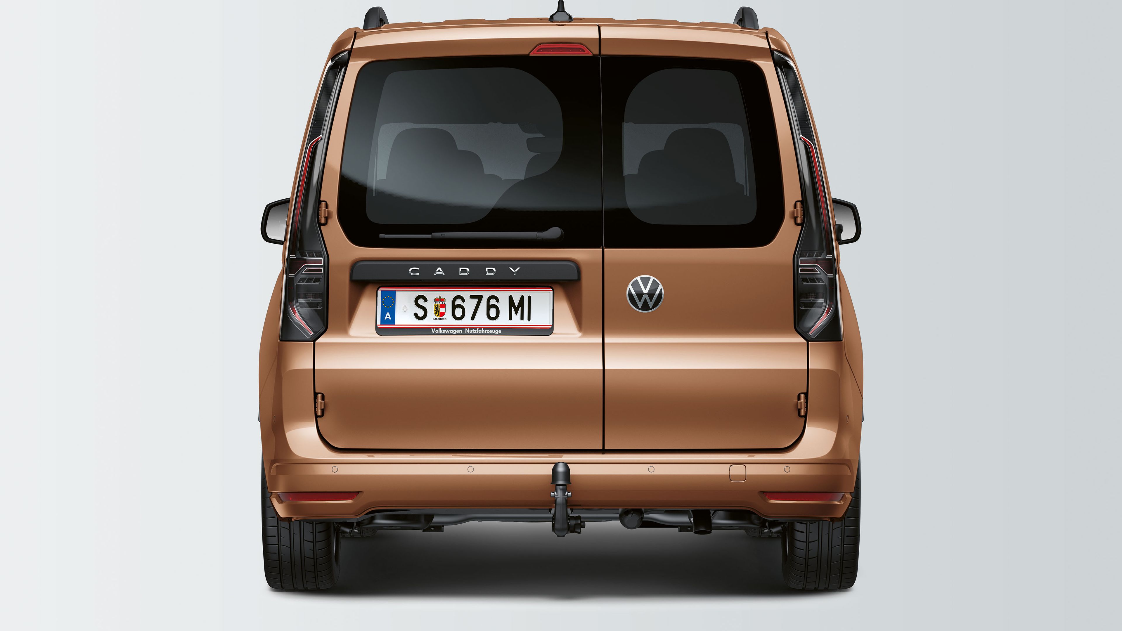 Die Heckflügeltüren eines VW Caddy mit Fenster sind zu sehen.