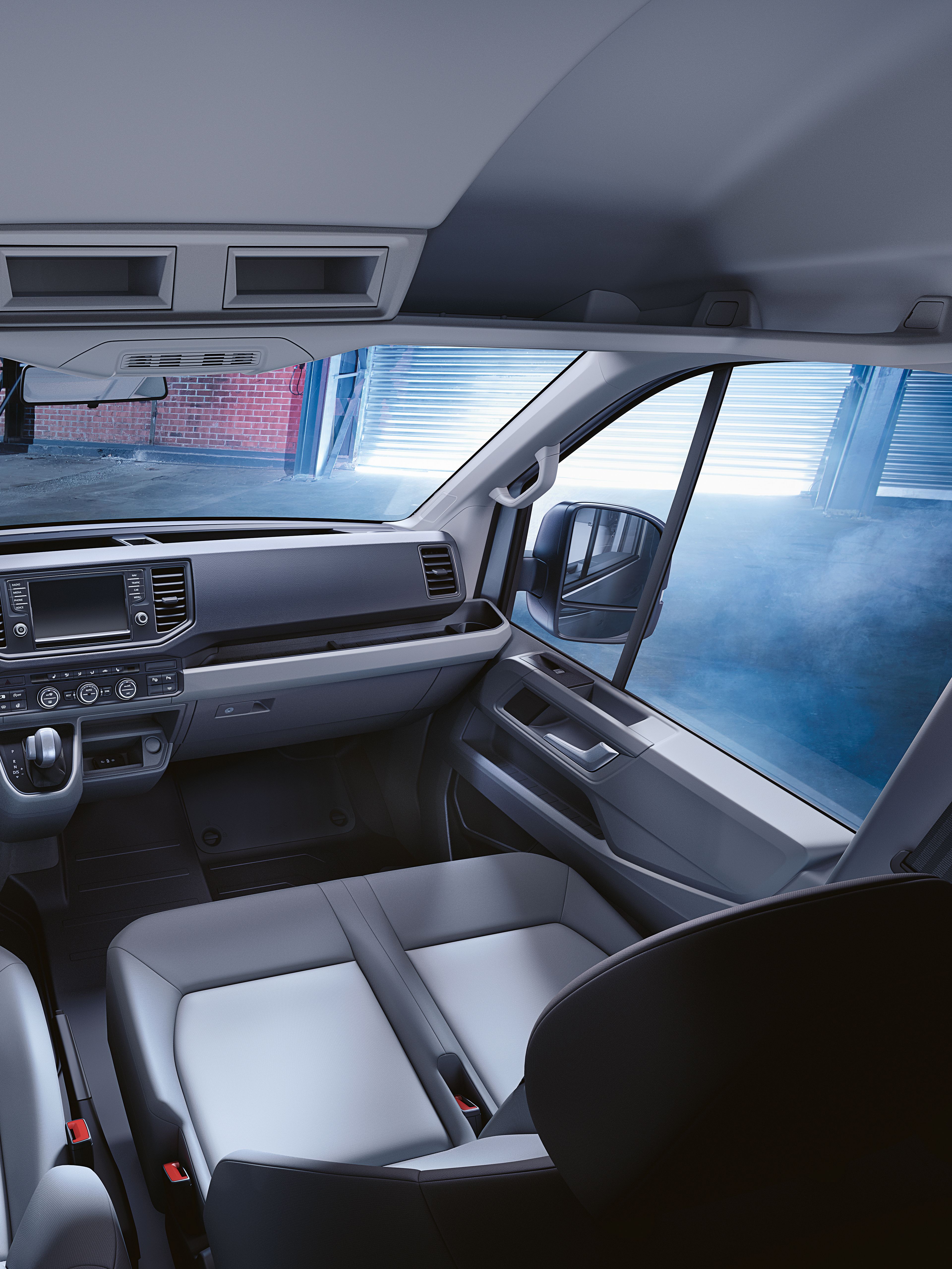 Ein Blick in die Fahrerkabine des Volkswagen Nutzfahrzeuge Crafter mit zahlreichen Ablagen und Fächern.