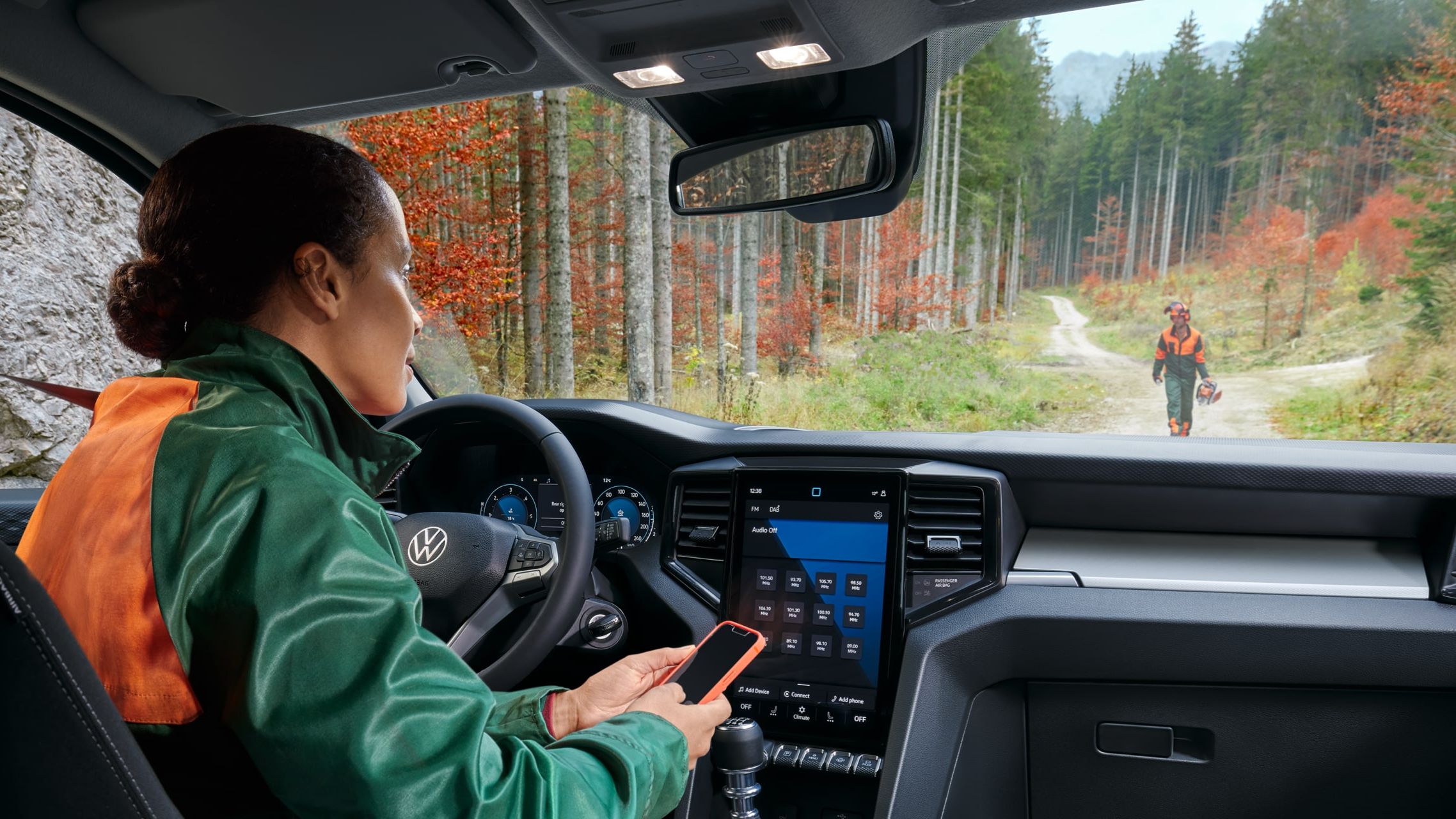 Frau sitzt in VW Amarok.