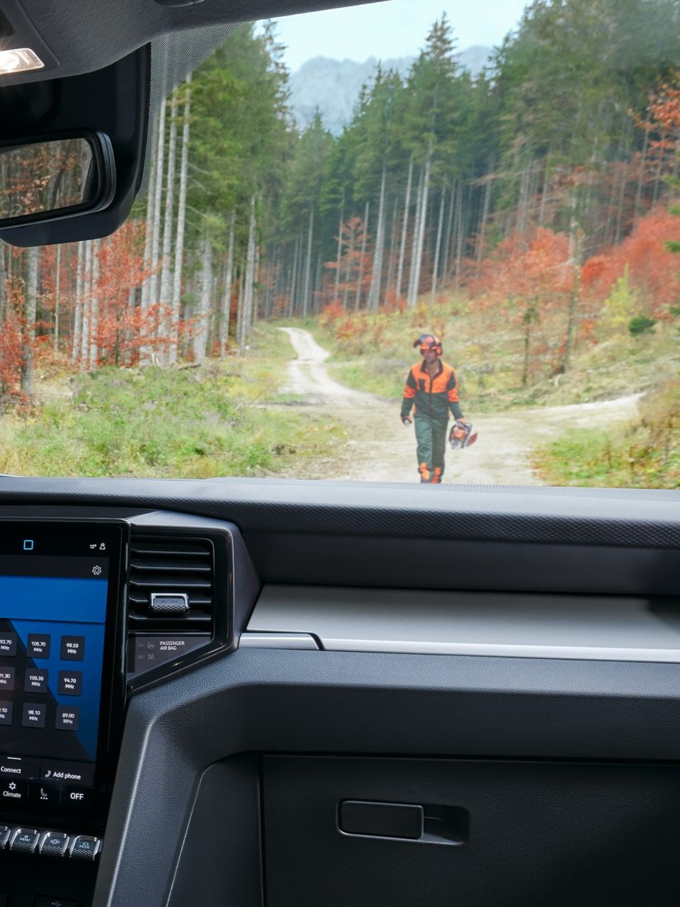 Frau sitzt in VW Amarok.