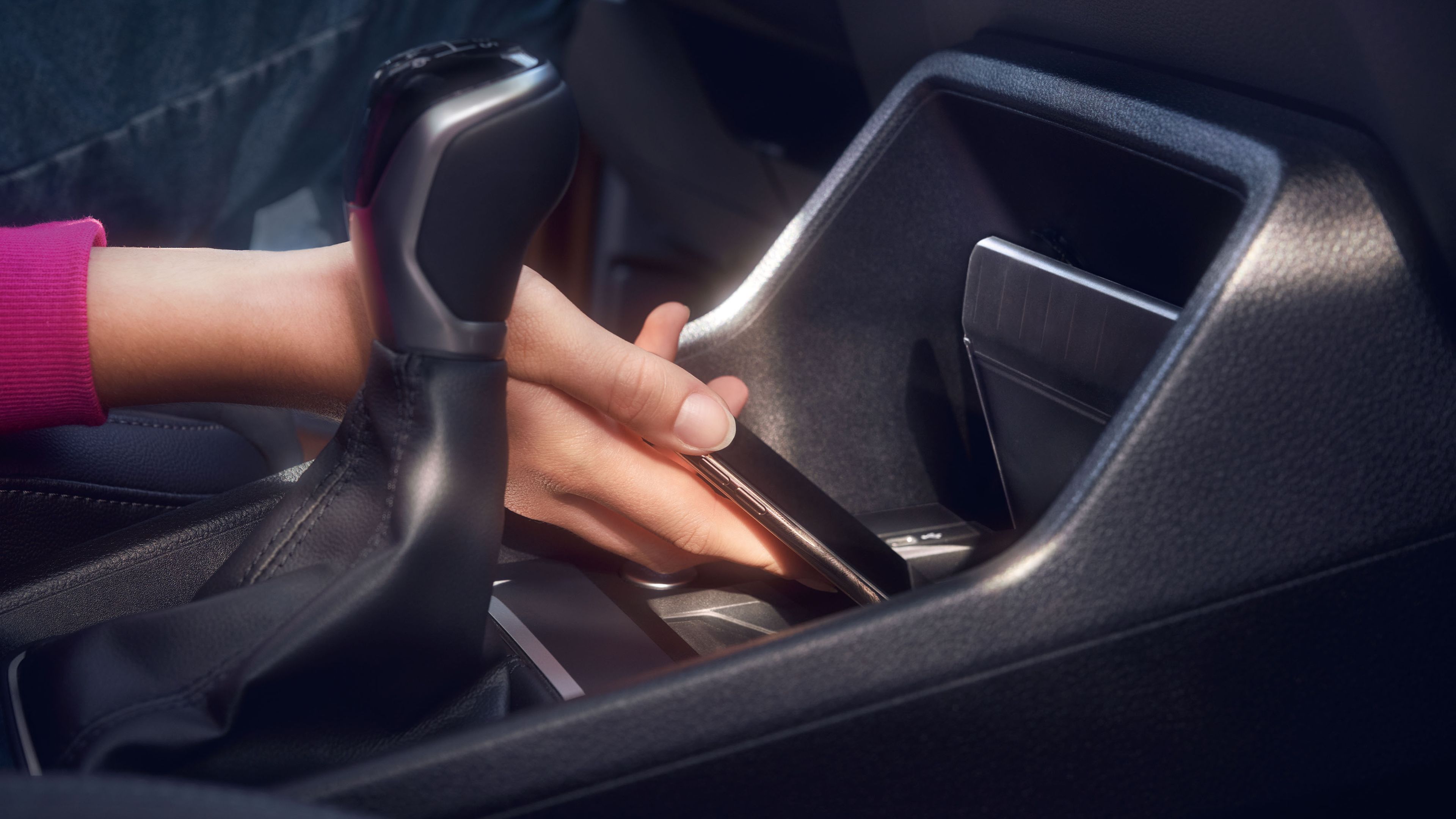 Ein Smartphone lädt in der Mobiltelefonschnittstelle im VW Caddy.