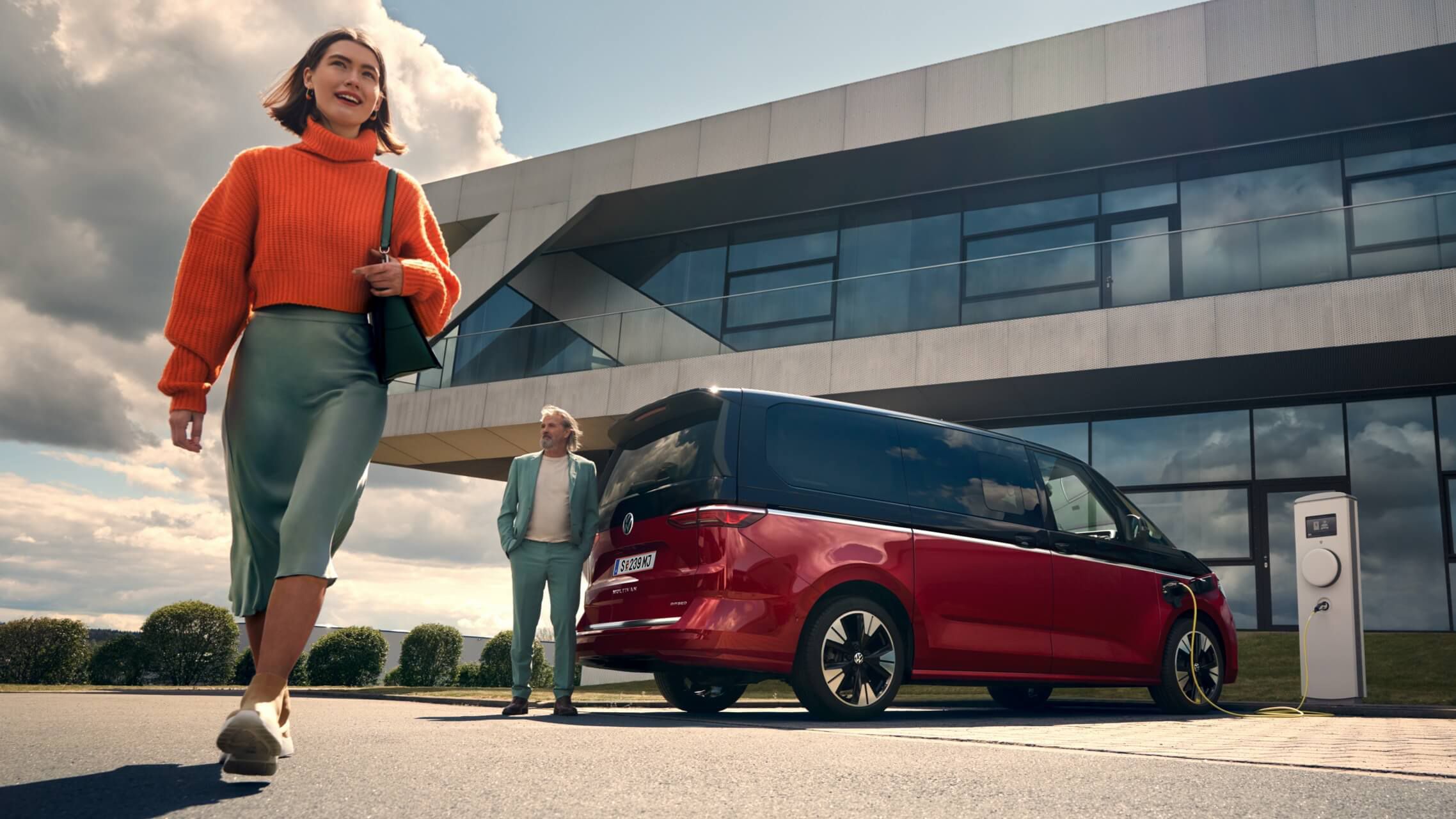 Der VW Multivan steht an einer Ladesäule.