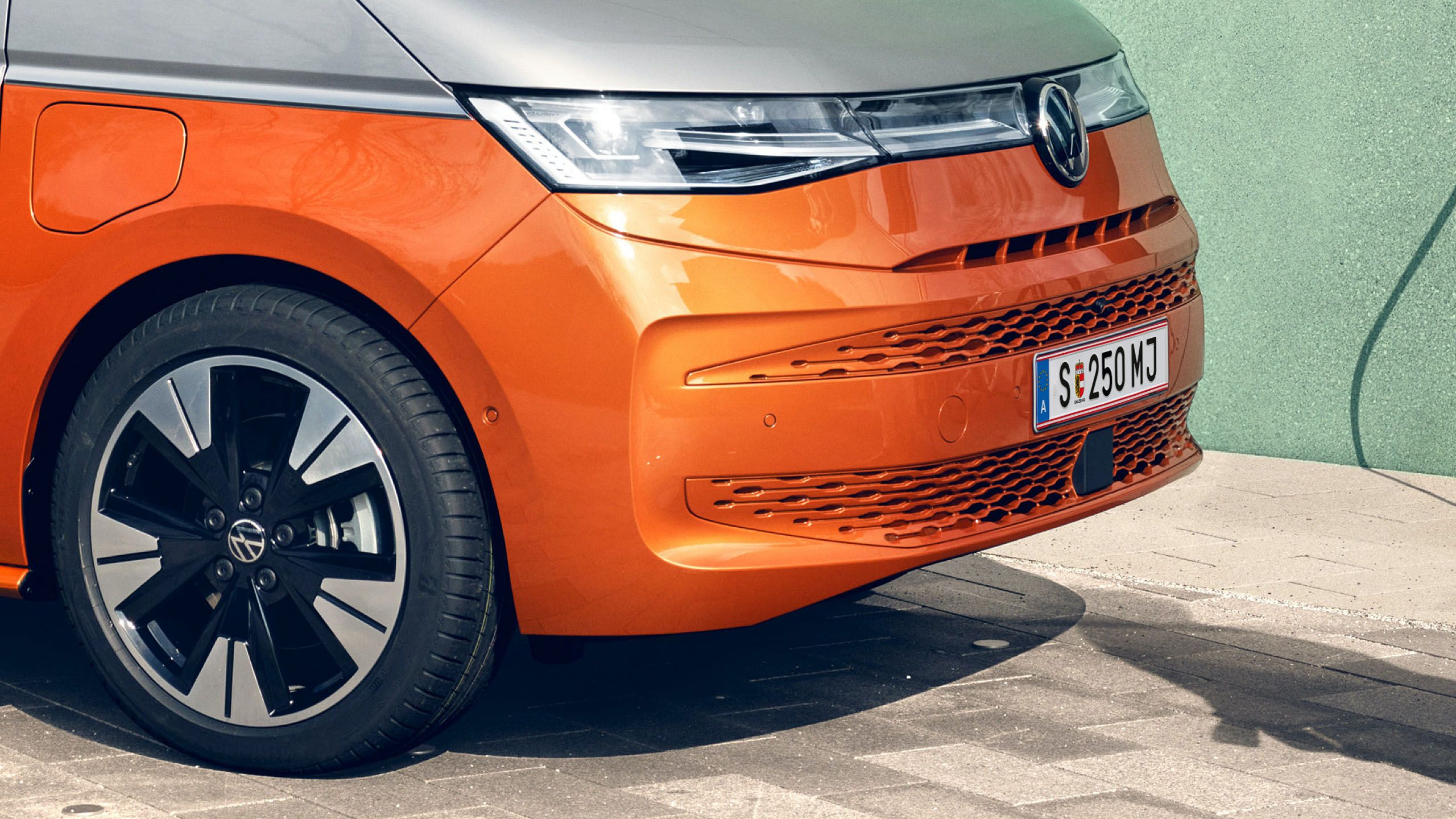 Die IQ.Light-LED-Matrix-Scheinwerfer vom VW Multivan Energetic T7 2021. 