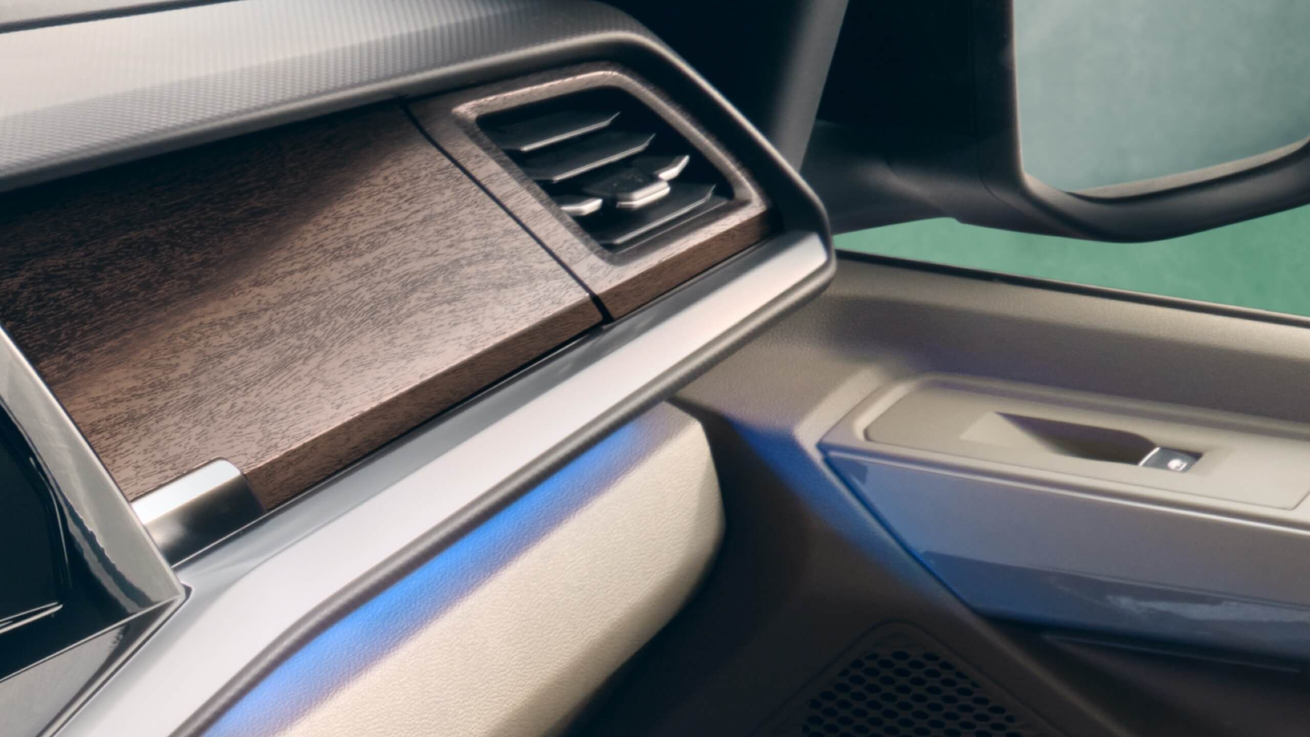 Die "Dark Woodgrain Optic" Dekoreinlage im VW Mulitvan T7 2021. 