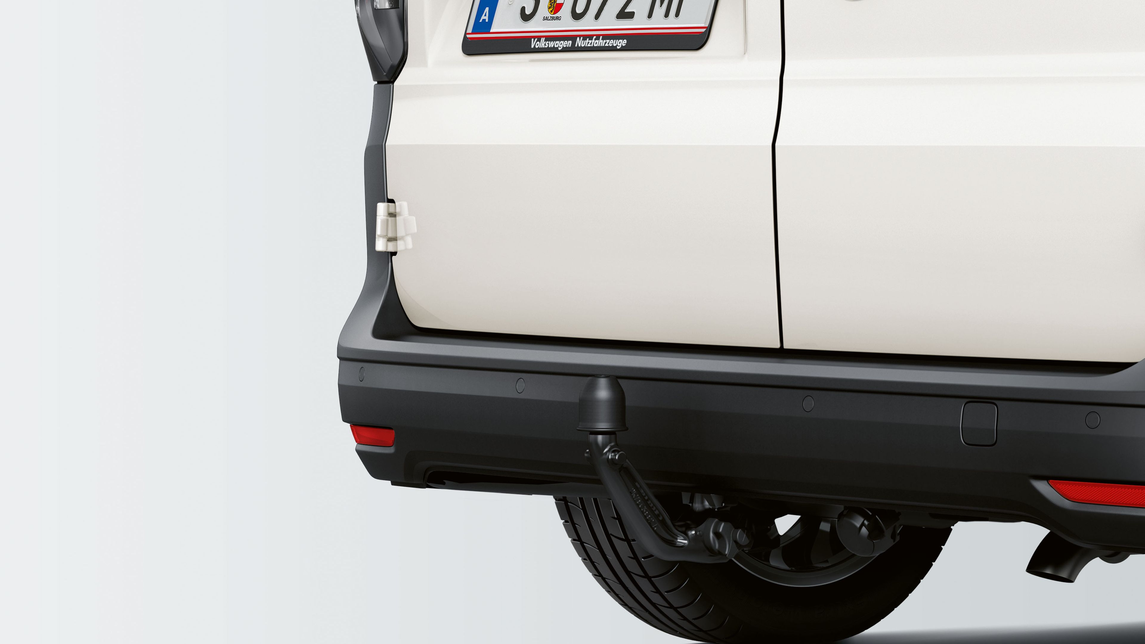 Die Anhängerkupplung eines weißen VW Caddy Cargo.