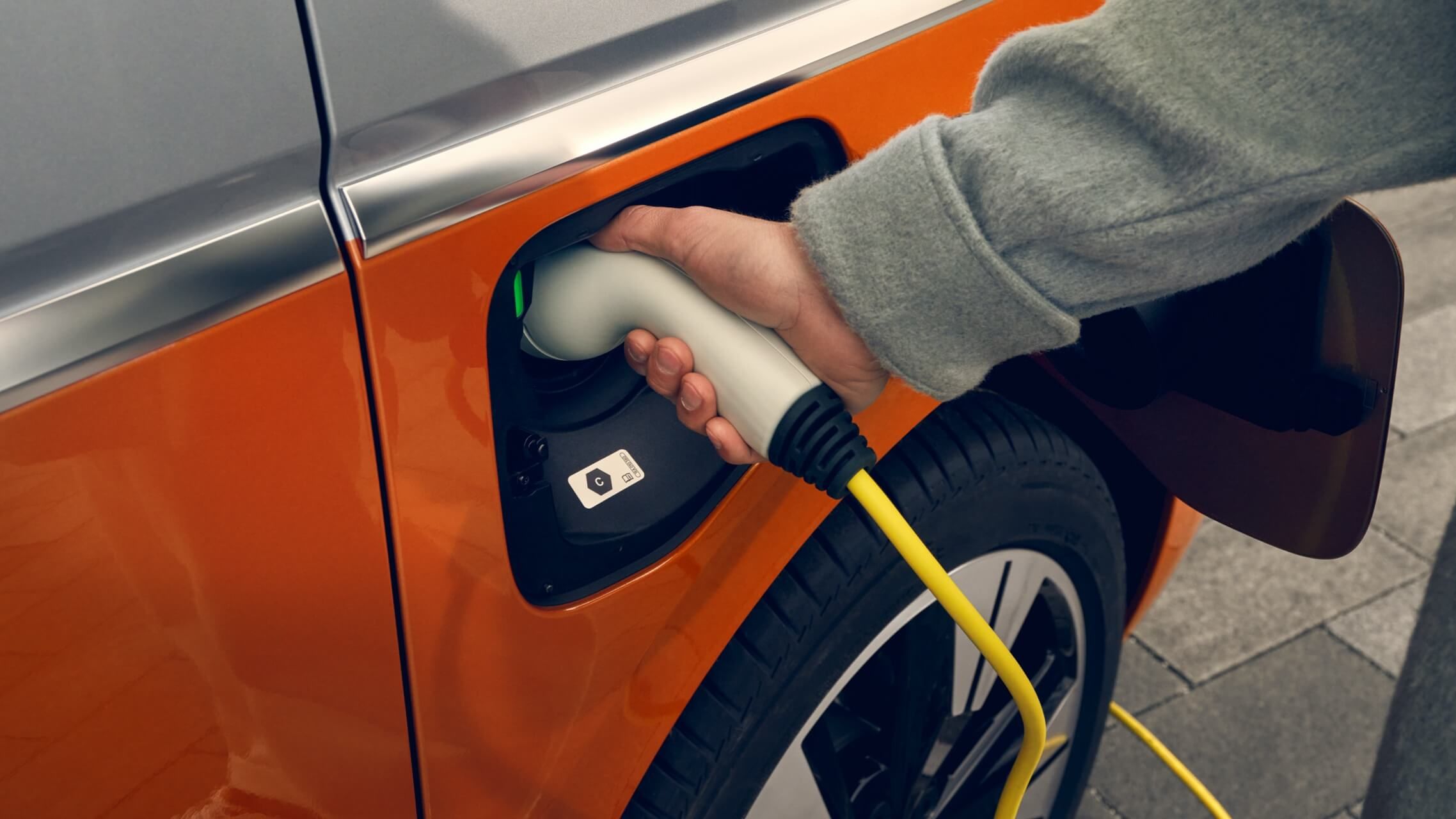 Eine Nahaufnahme wie der neue VW Multivan T7 2021 geladen wird. 