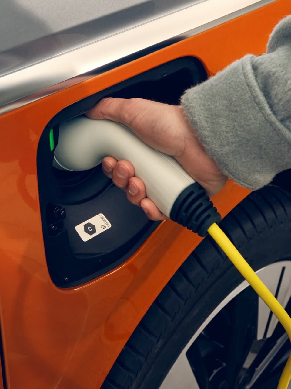Eine Nahaufnahme wie der neue VW Multivan T7 2021 geladen wird. 