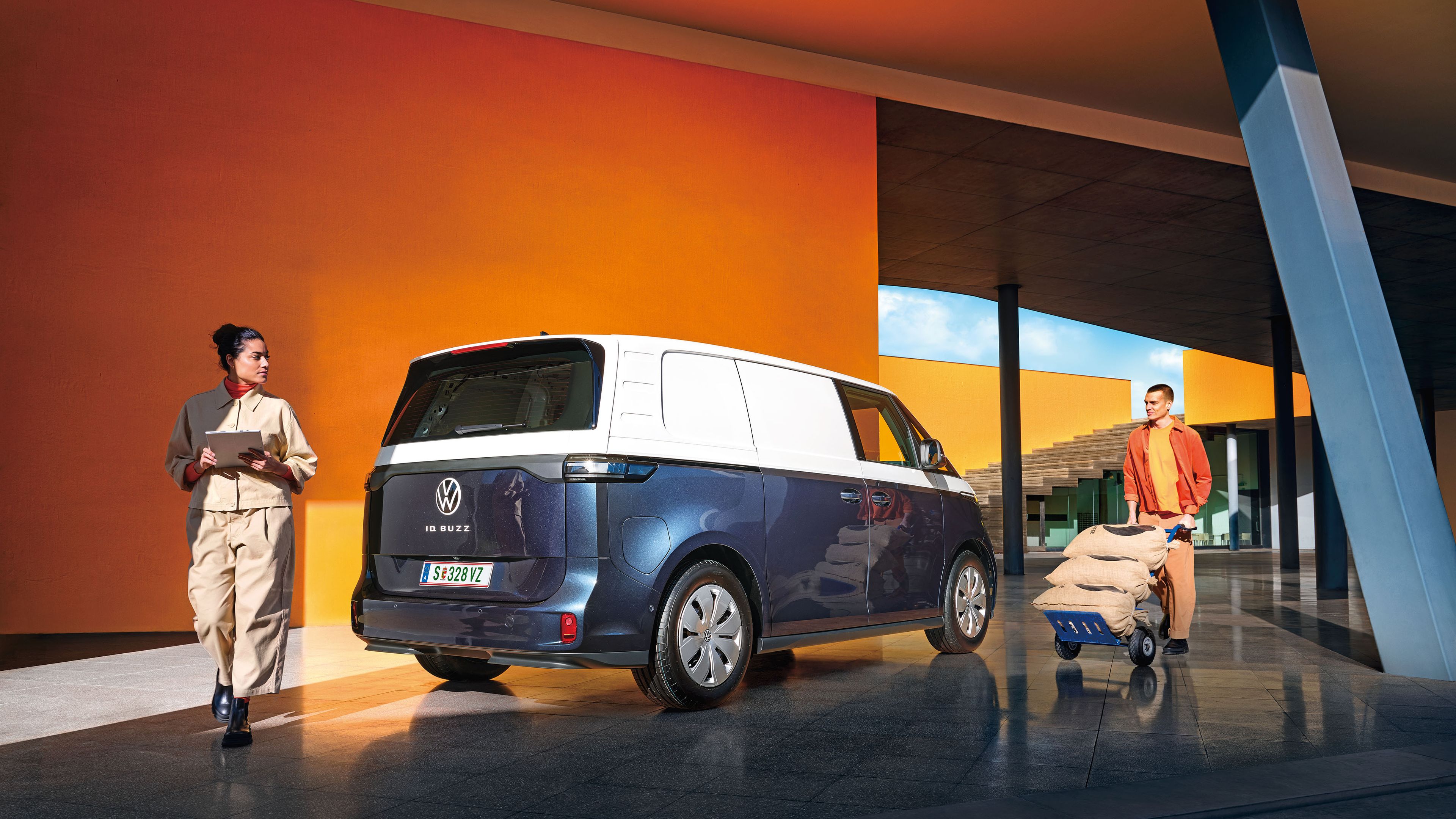 Der VW ID. Buzz Cargo wird beladen.