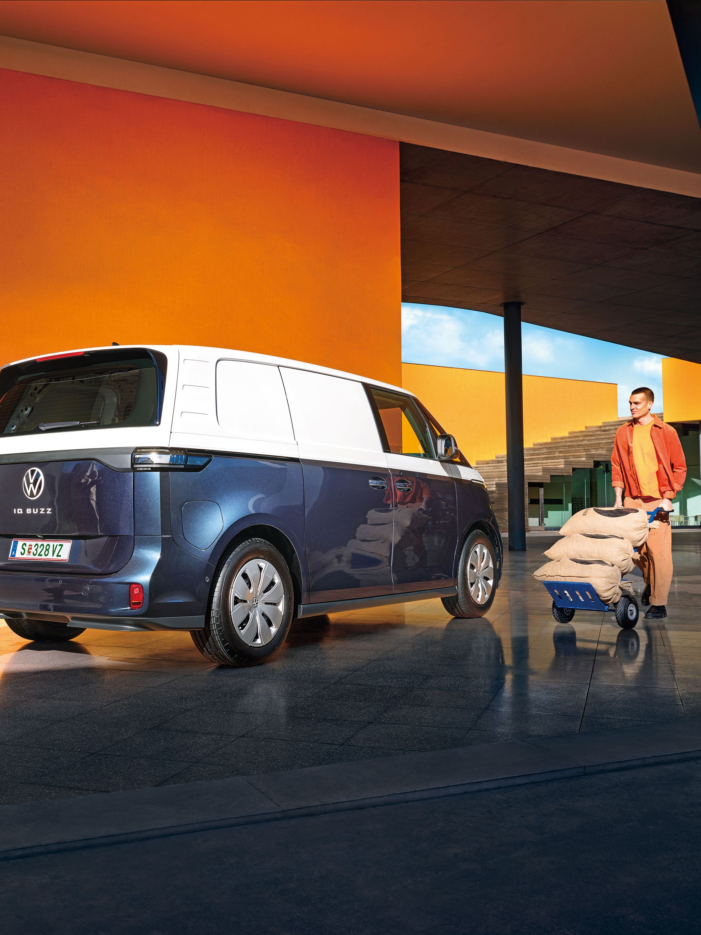 Der VW ID. Buzz Cargo wird beladen.