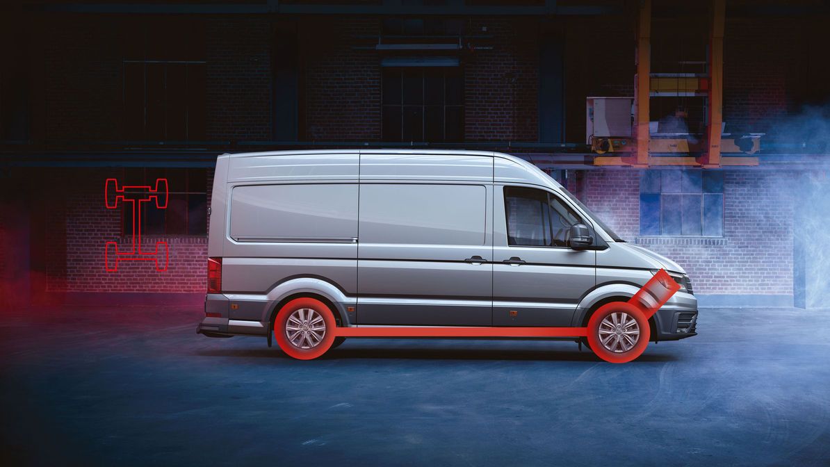 Ein Crafter Kastenwagen fährt dynamisch durch eine Innenstadt.
