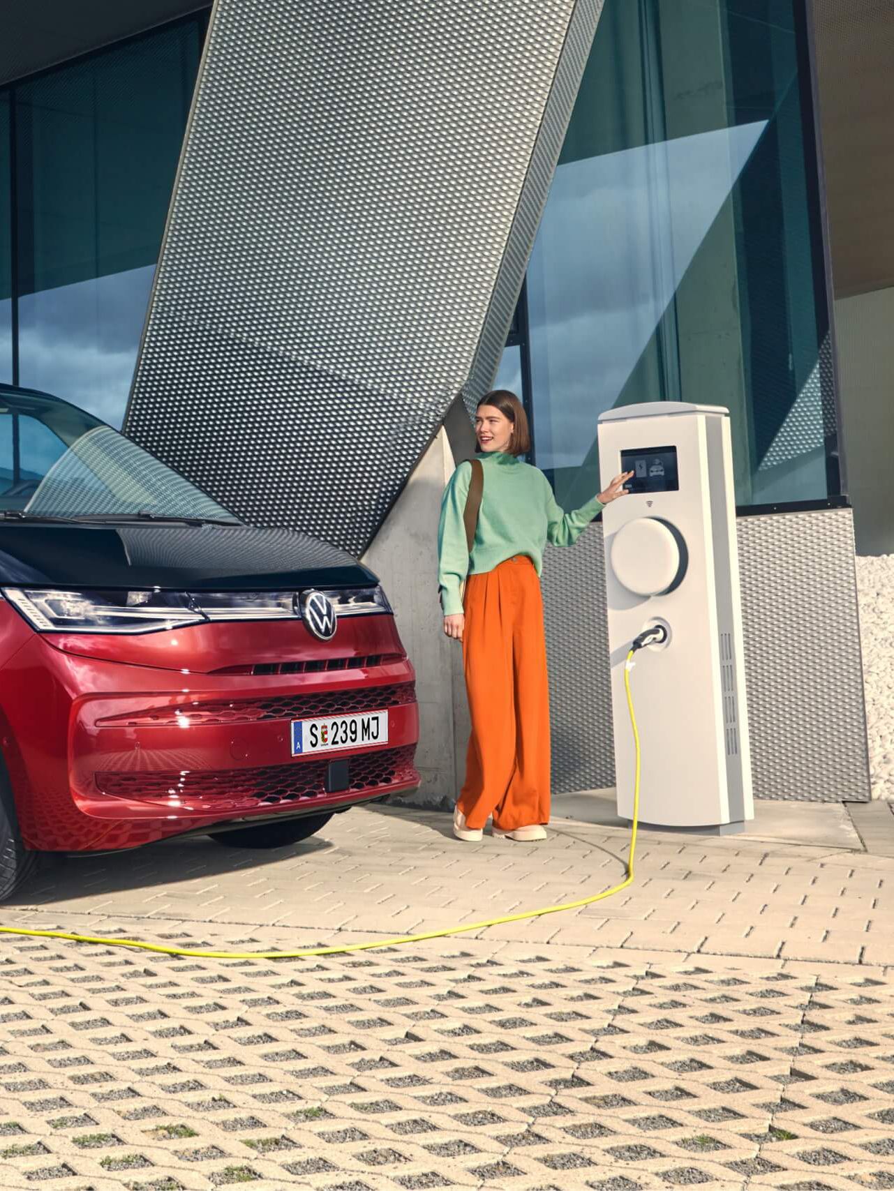 Der neue VW Multivan T7 Energetic wird geladen