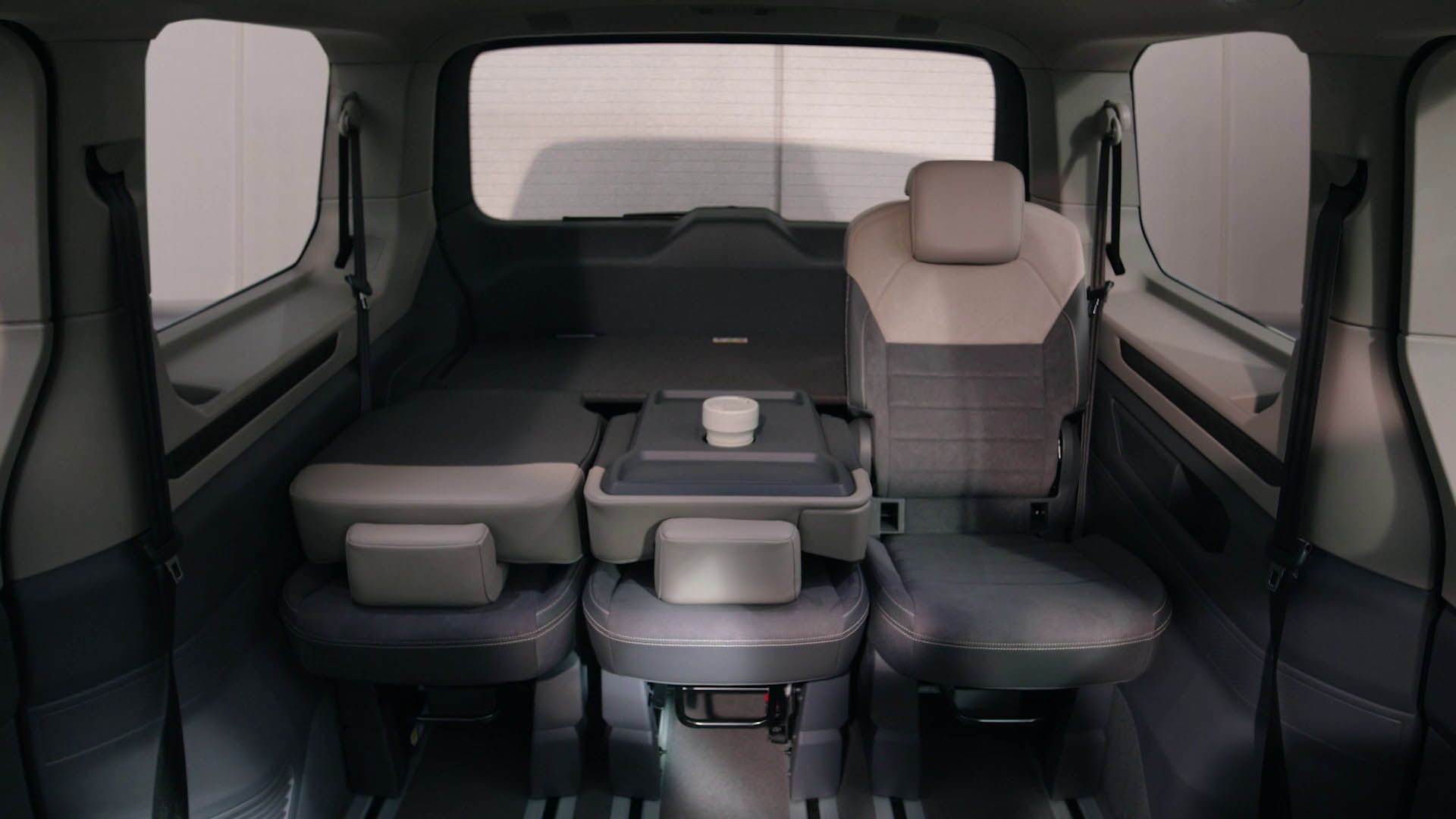 Die Sitzvarianten im VW Multivan T7 2021 als Loop. 