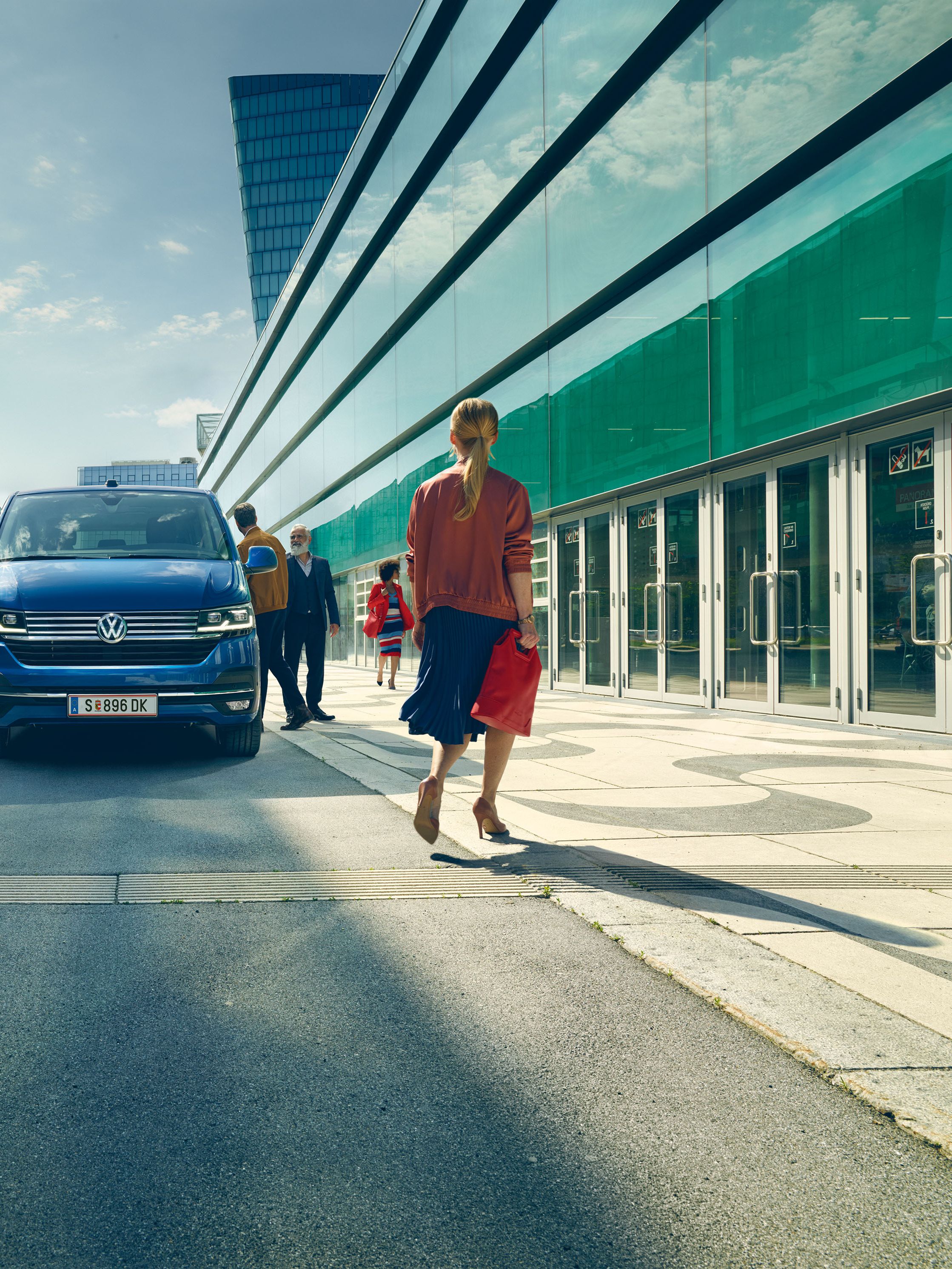 Mann sitzt in Caddy Kobmi und fährt.