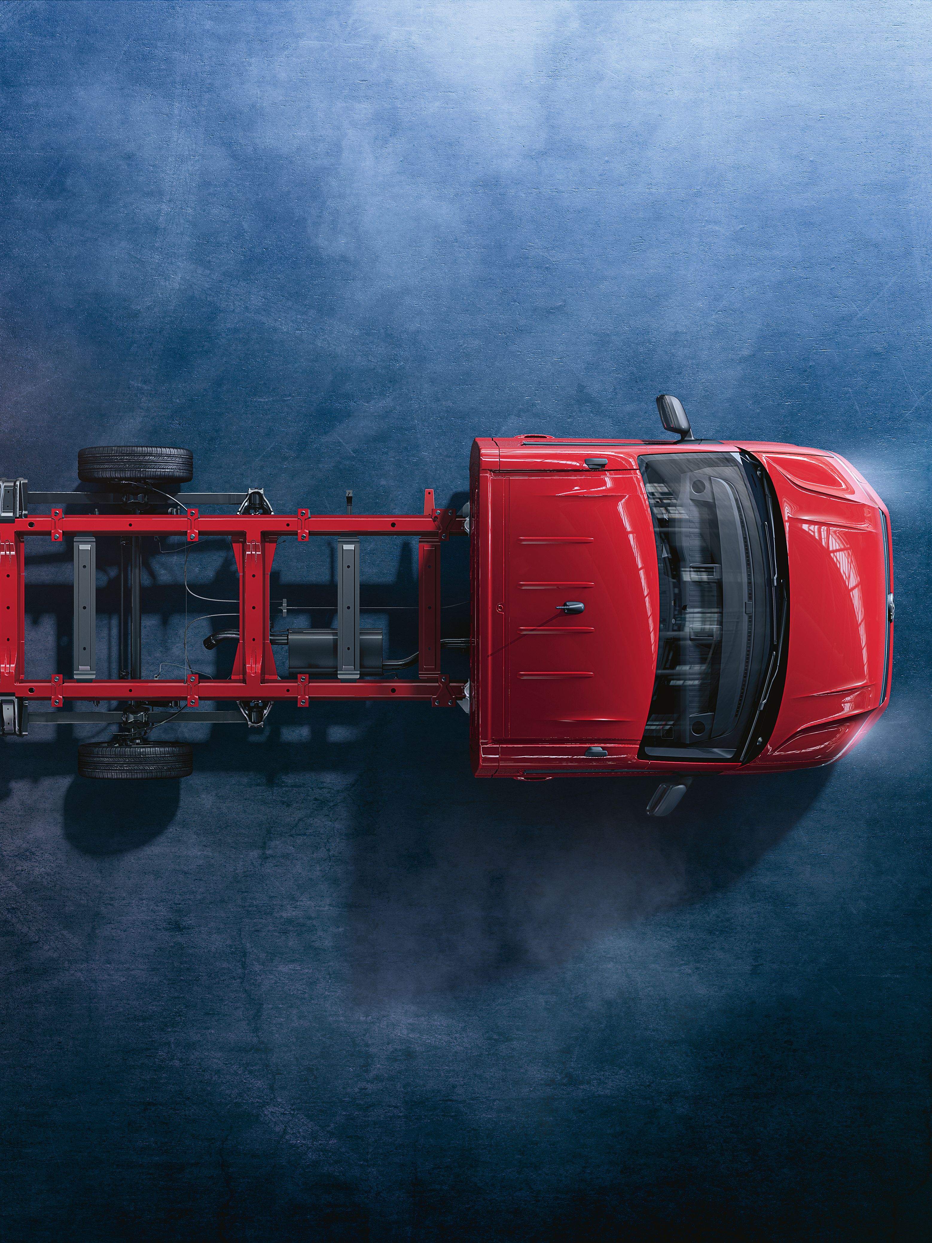 Ein rotes Volkswagen Nutzfahrzeuge Crafter Fahrgestell von oben.