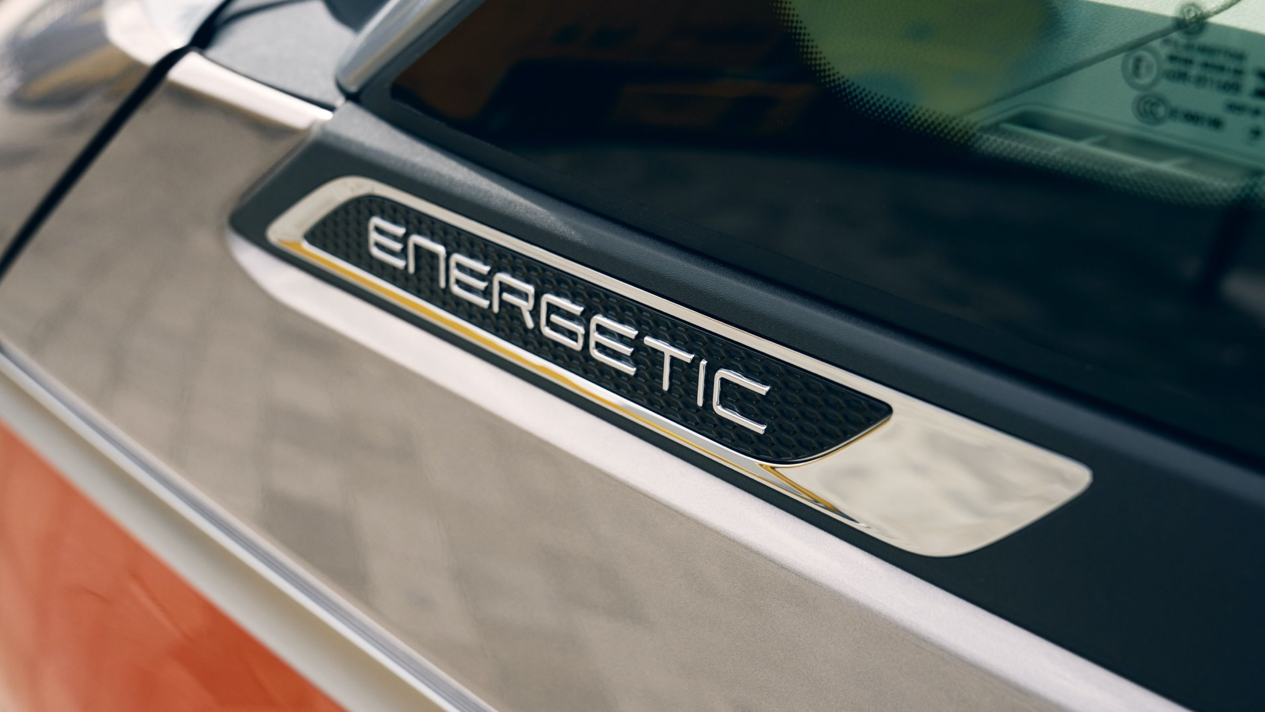 Die Plakette des VW Multivan T7 2021 Energetic außen am Fahrzeug. 